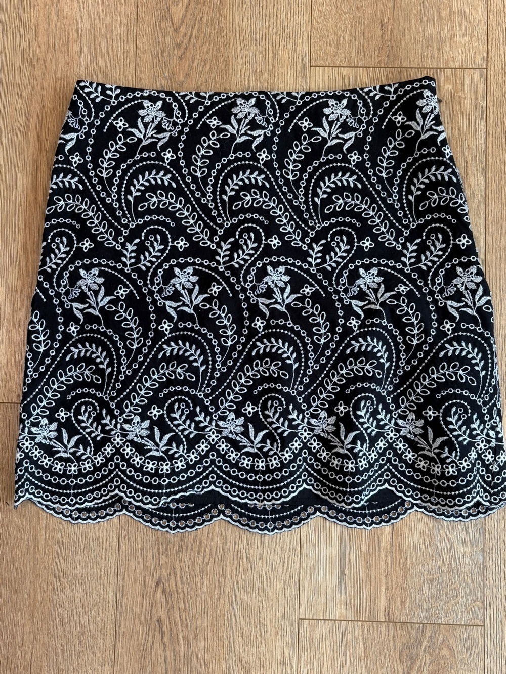 LOFT Black White Embroidered Eyelet Paisley Mini Skirt Size 4